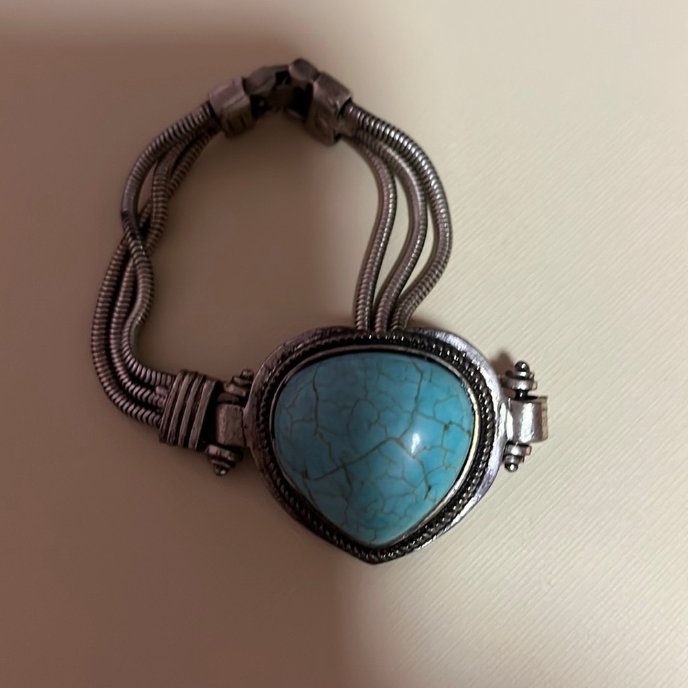 Jewelry. 5 pieces silver color.